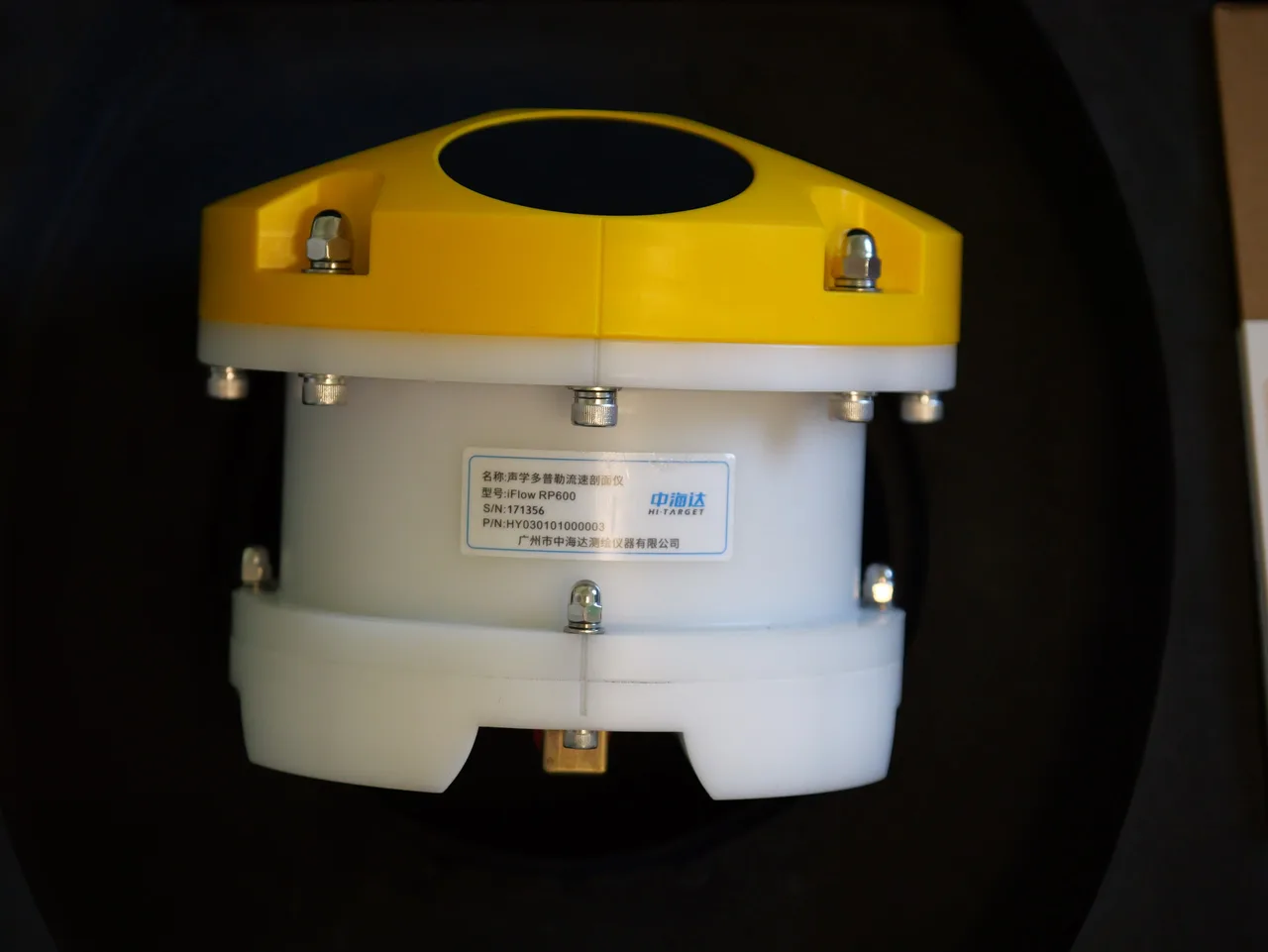 ADCP Hi-Target iFlow RP600 visto de perfil, com a tampa amarela e o corpo branco.