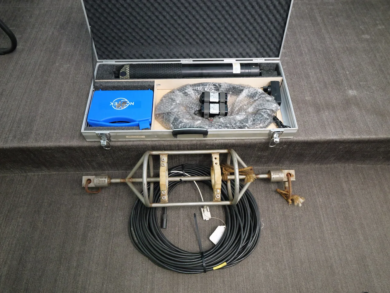 Kit Nortek Aquadopp: case com o correntômetro e acessórios, gaiola de fundeio e cabo.