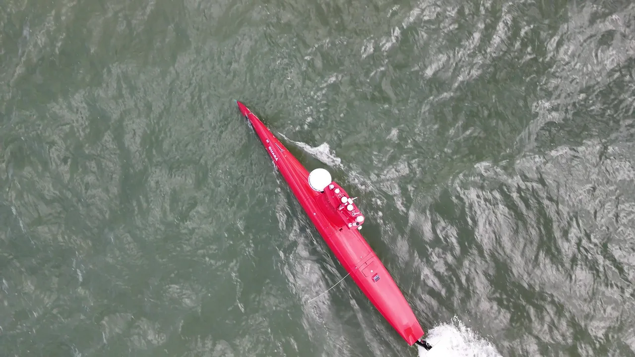 USV Exail DriX visto de cima pelo drone durante a navegação.