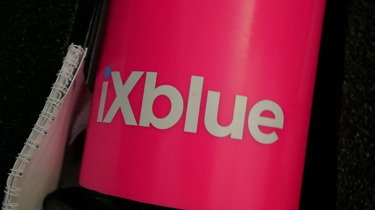 Corpo do transponder LBL Canopus com a marca iXblue.