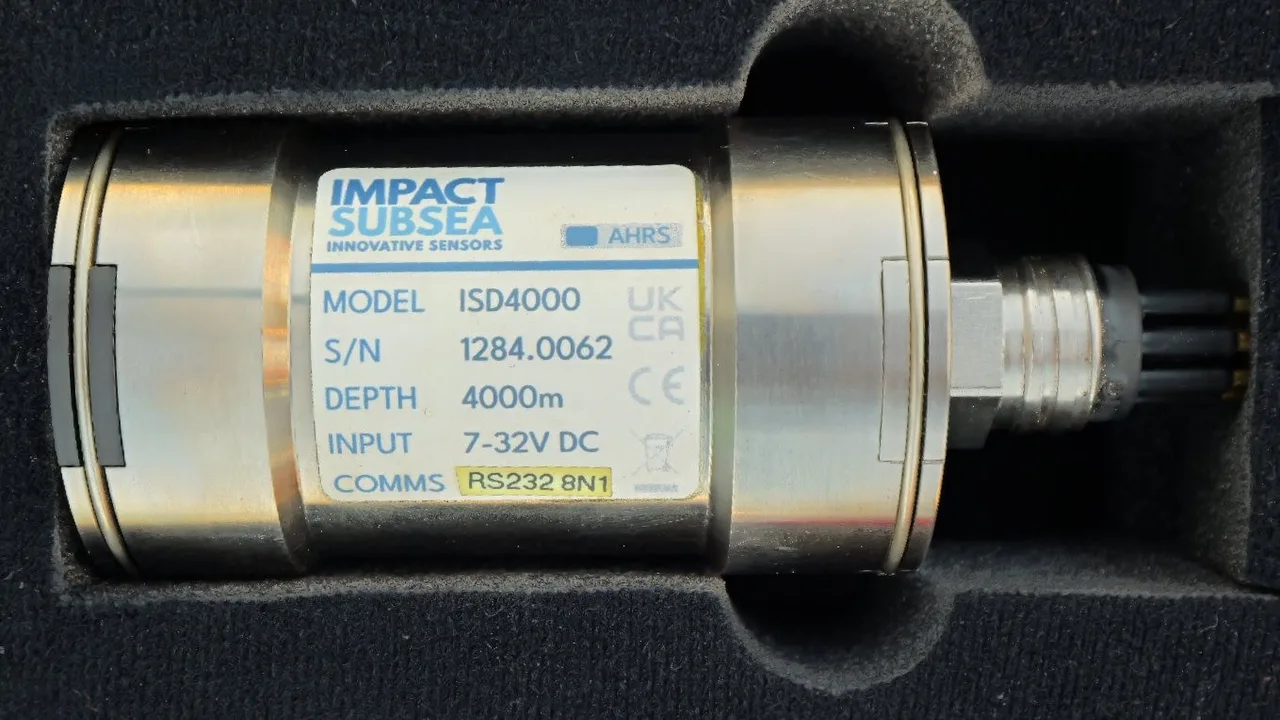 Sensor de profundidade Impact Subsea ISD4000 com AHRS, classe de profundidade 4000 m, disponível para locação na WAMS