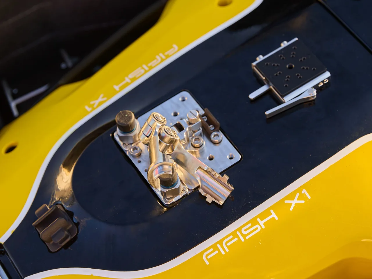 Detalhe do ROV QYSEA FIFISH X1: base de montagem de acessórios no dorso do veículo.