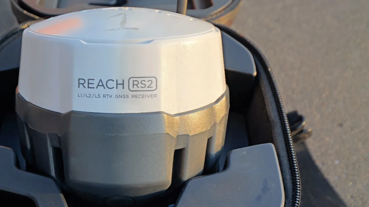 Receptor GNSS RTK Emlid Reach RS2, disponível para locação na WAMS