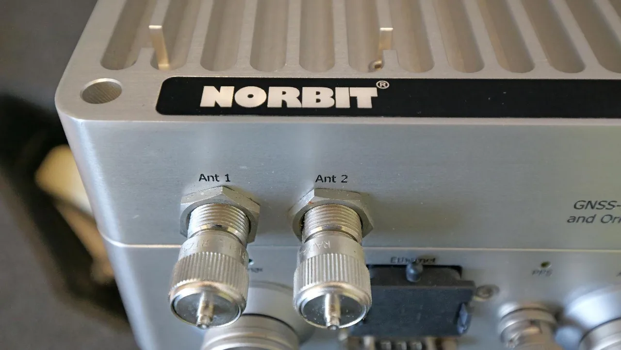 Detalhe dos conectores de antena GNSS da unidade Norbit WINGHEAD.