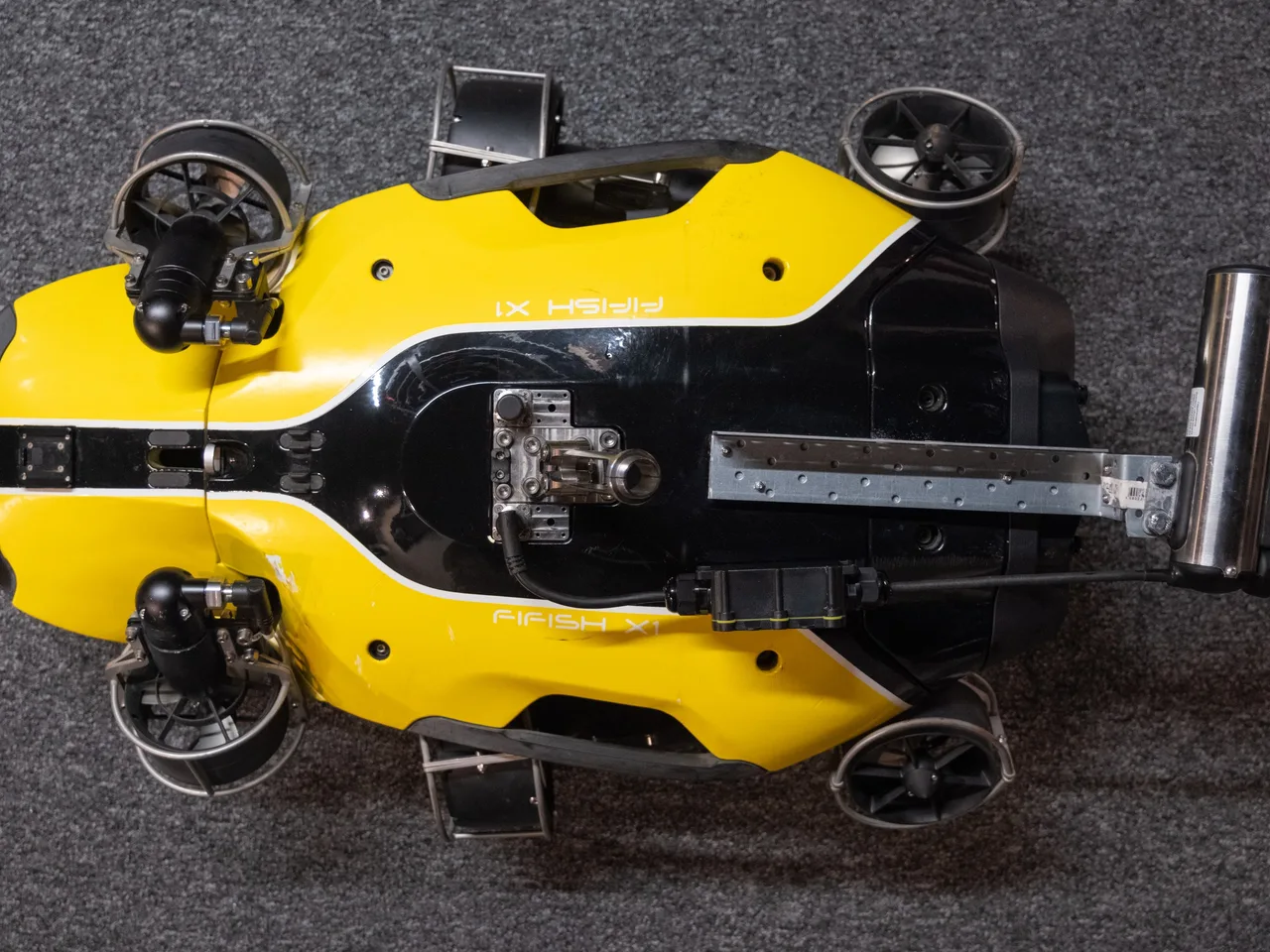 ROV QYSEA FIFISH X1 visto de cima, com o sonar de varredura lateral montado em suporte no dorso do veículo.