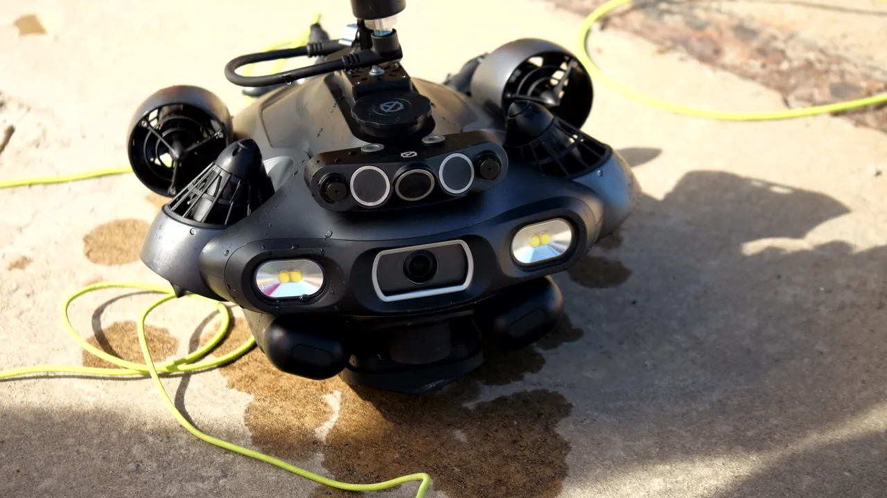ROV QYSEA FIFISH E-Master sobre piso de concreto antes da inspeção, com o cabo umbilical.