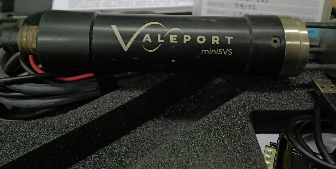 Sensor de velocidade do som Valeport miniSVS com cabo no case de transporte.