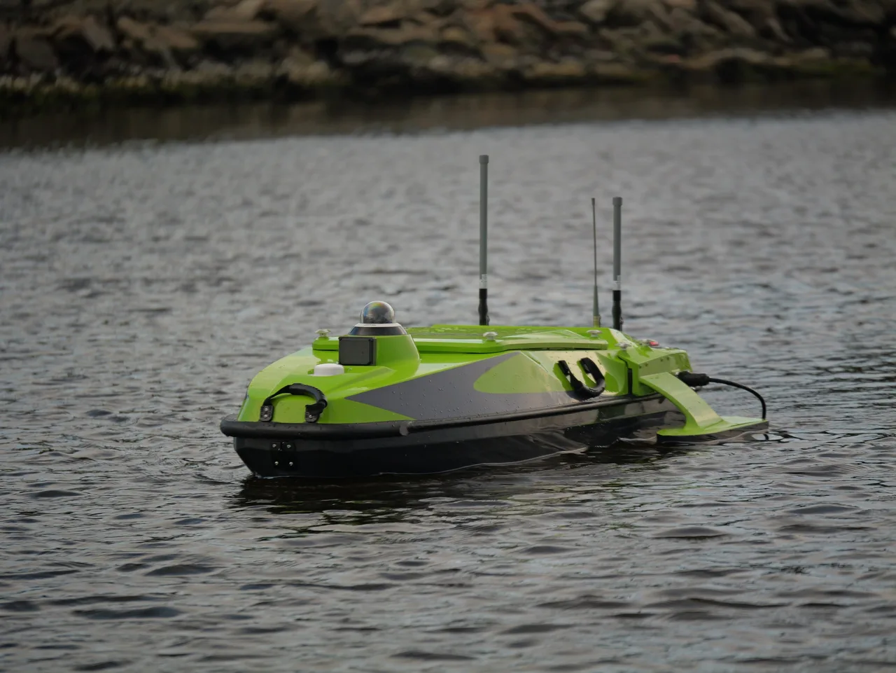 Vista traseira do USV Hi-Target iBoat BS15 com antenas GNSS e de comunicação