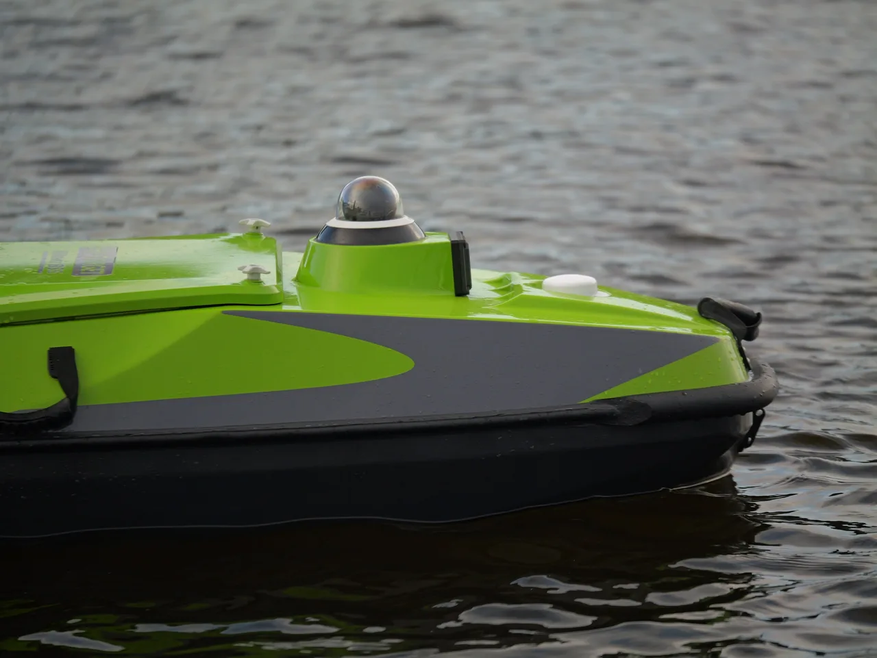 Detalhe do casco do USV Hi-Target iBoat BS15 com o domo GNSS e a alça de içamento.