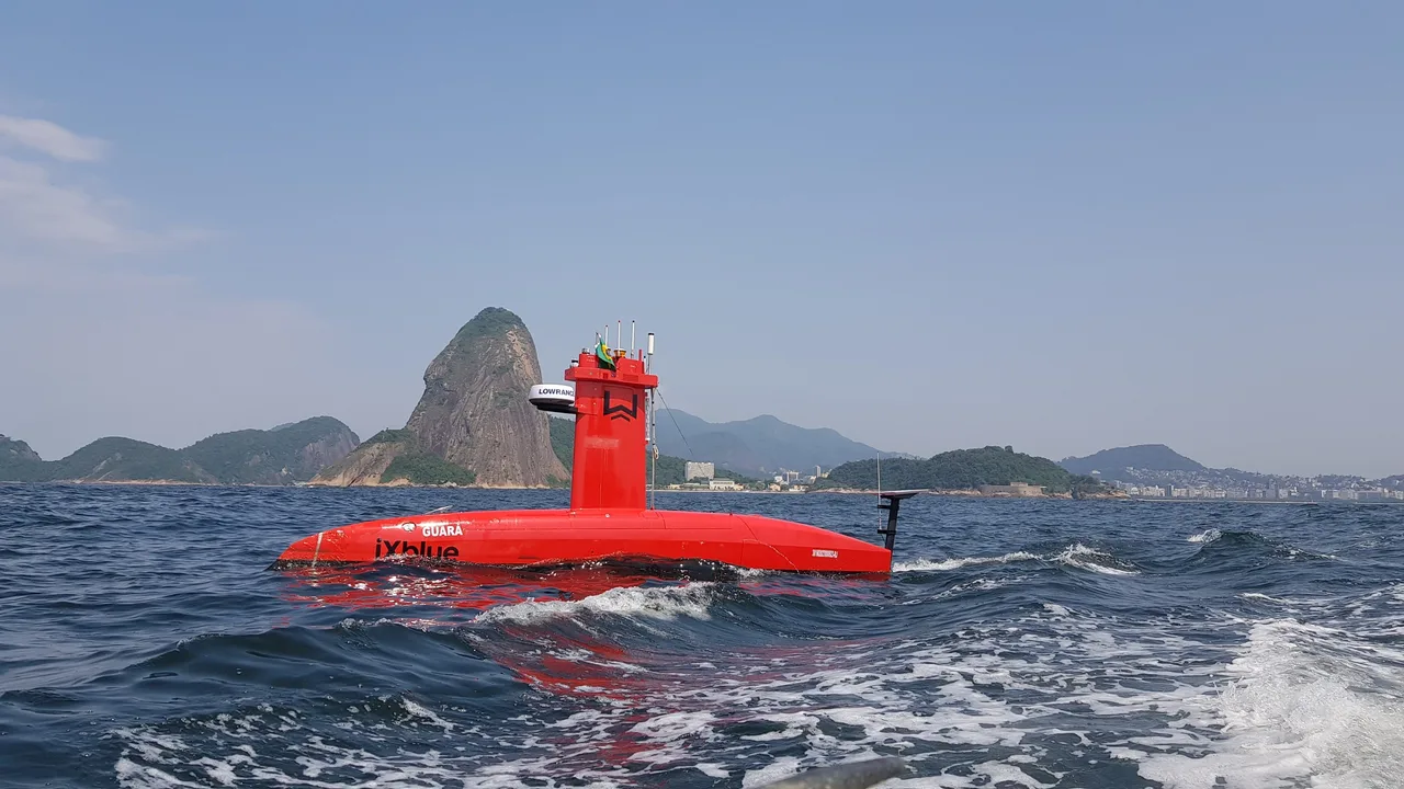 USV Exail DriX em levantamento batimétrico na Baía de Guanabara, com o Pão de Açúcar ao fundo