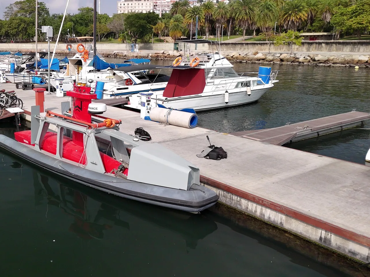 Embarcação de levantamento hidrográfico atracada na Marina da Glória, na Baía de Guanabara
