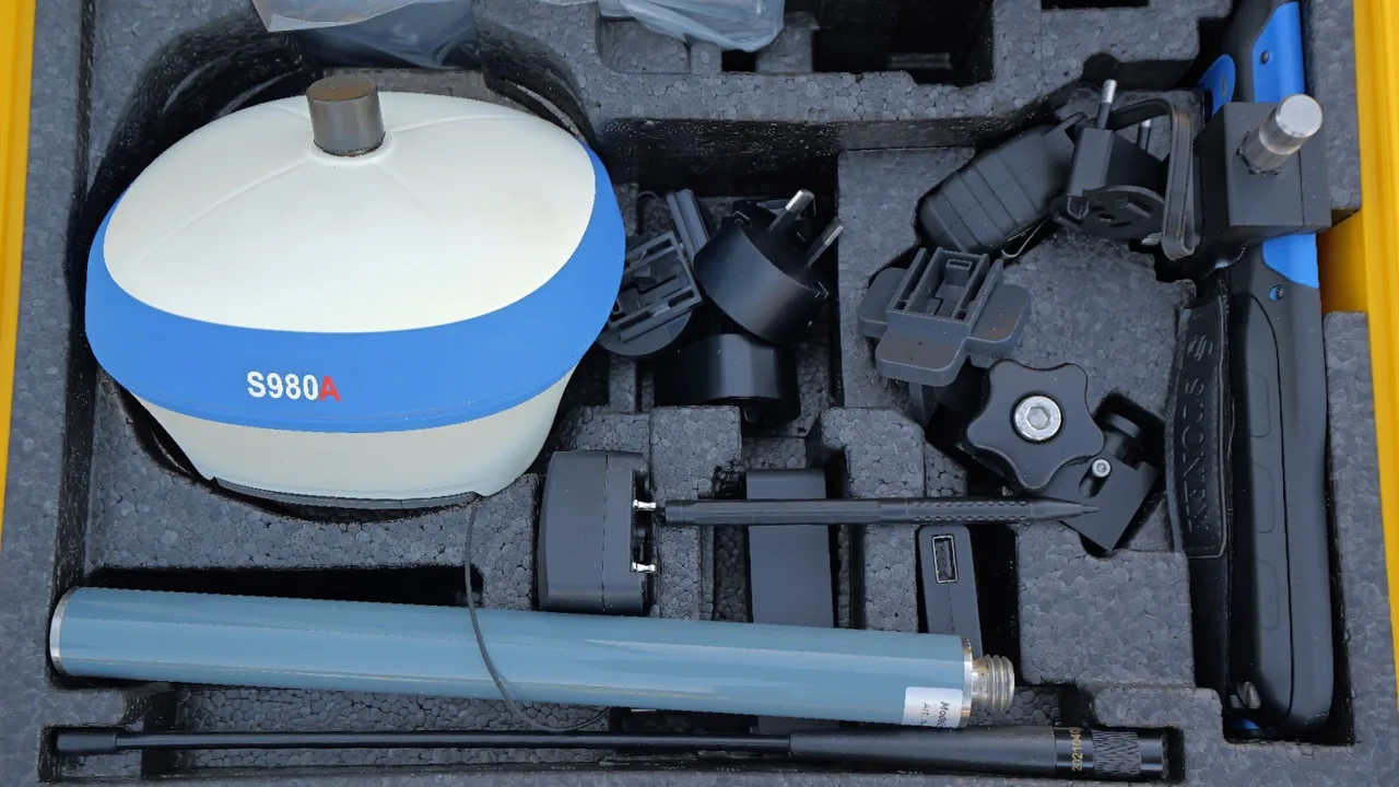 Receptor GNSS Stonex S980A com coletora de dados, disponível para locação na WAMS
