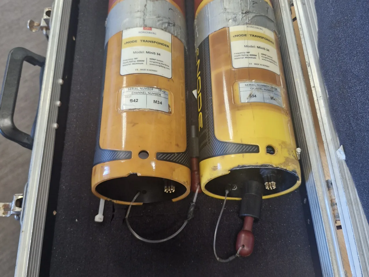 Dois transponders Kongsberg cNODE MiniS 34 no case de transporte.