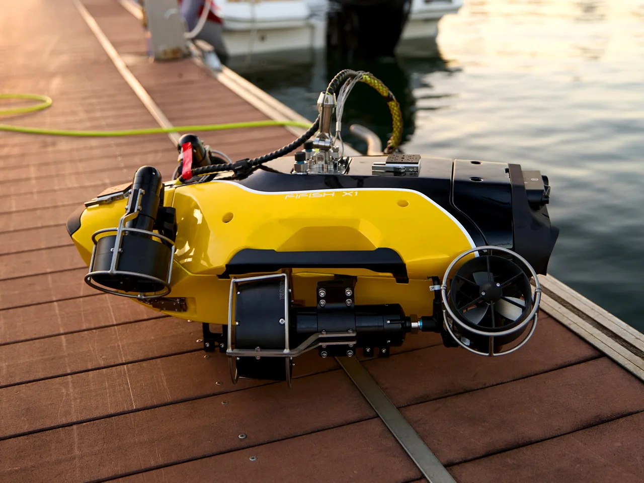 ROV QYSEA FIFISH X1 sobre o píer de uma marina, pronto para inspeção subaquática