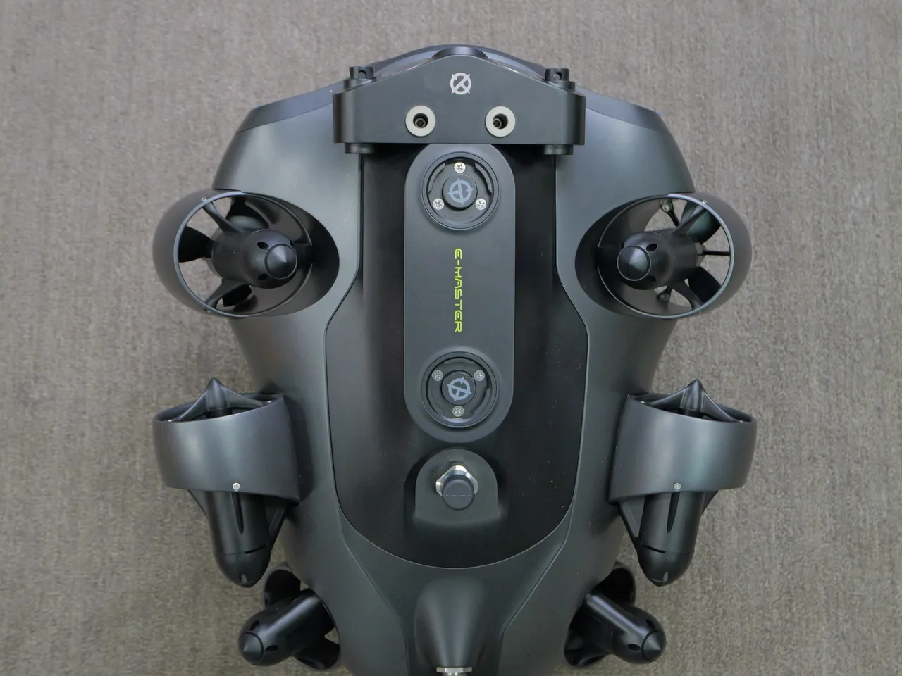 ROV QYSEA FIFISH E-Master visto de cima, com os propulsores e a estrutura superior.