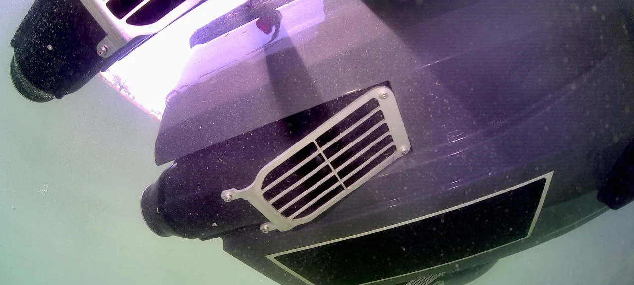 Imagem subaquática do ROV: casco de embarcação com grade de tomada de água.