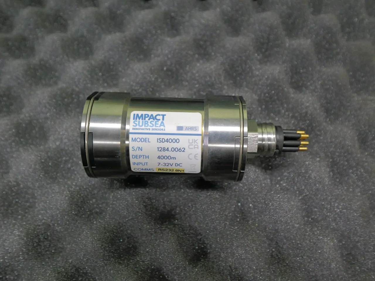 Sensor de profundidade e atitude Impact Subsea ISD4000 com o conector.