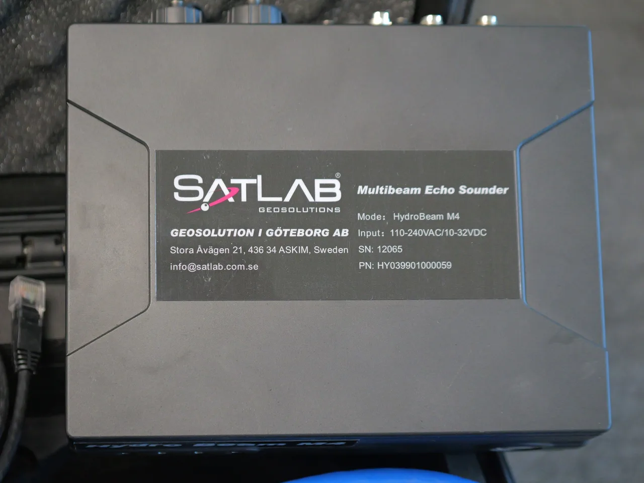 Unidade de processamento do ecobatímetro multifeixe Satlab HydroBeam M4, com a placa de identificação.