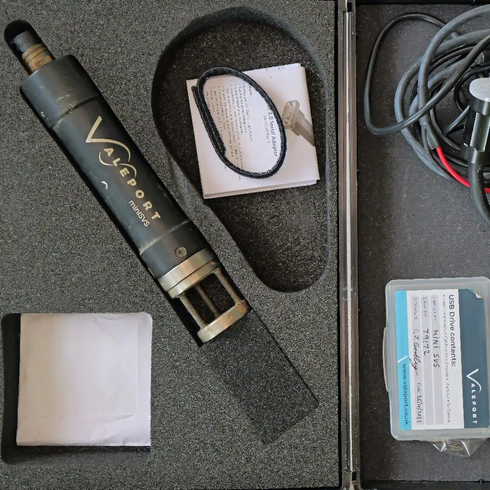 Kit Valeport miniSVS no case: sensor, cabo e caixa do pendrive.