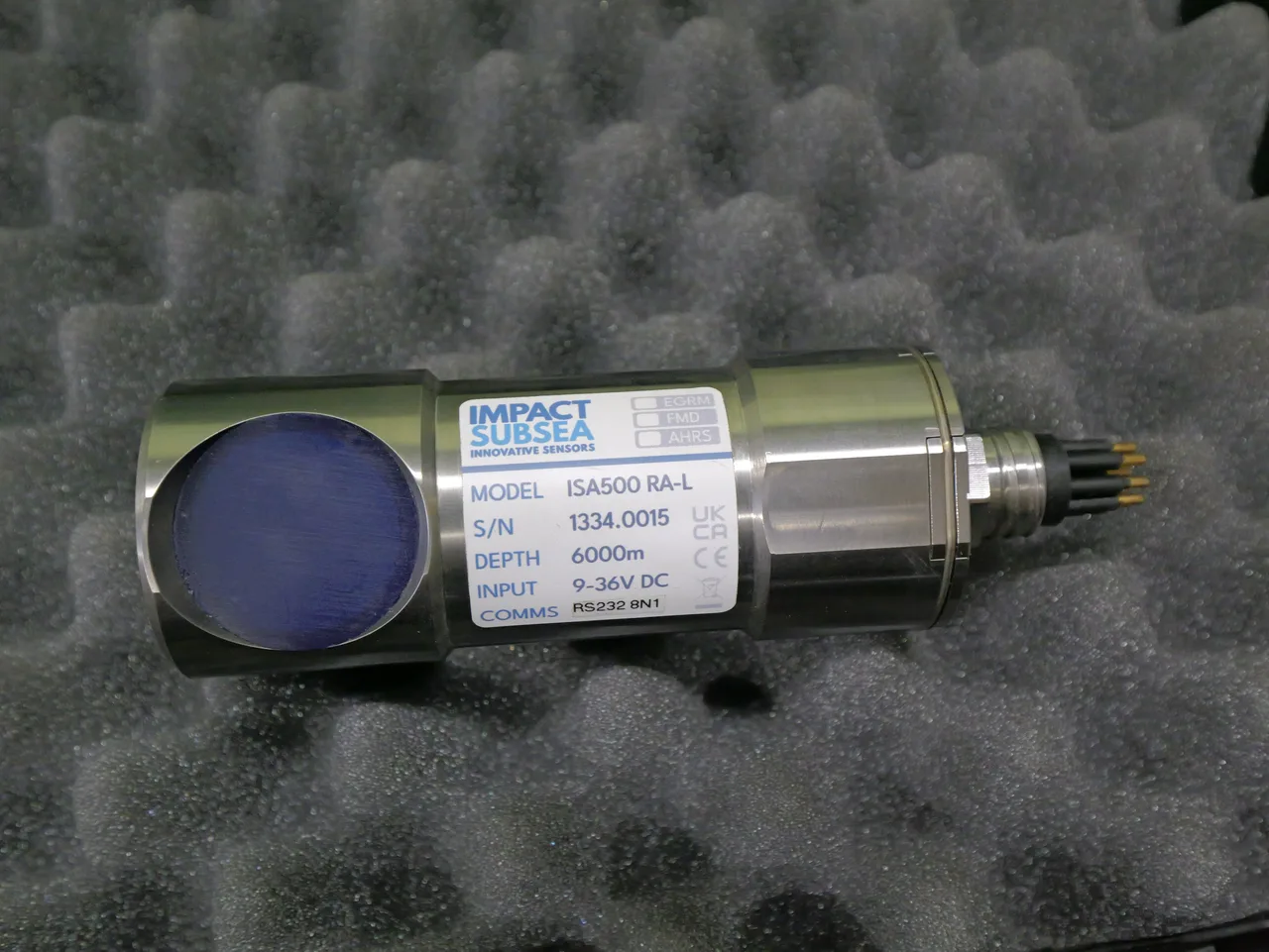 Altímetro Impact Subsea ISA500 RA-L com a face do transdutor e o conector.