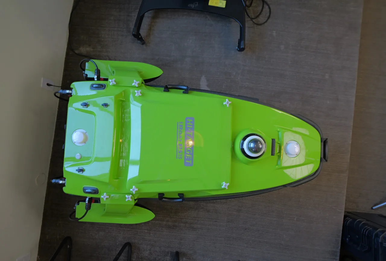 USV Hi-Target iBoat BS15 visto de cima, fora da água, com o casco, os flutuadores e o convés.