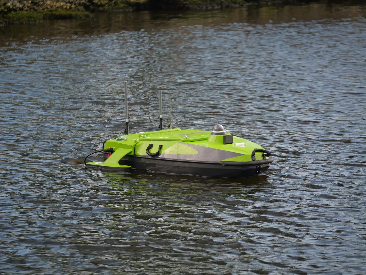 USV Hi-Target iBoat BS15 na água, com as antenas e o domo GNSS no convés.