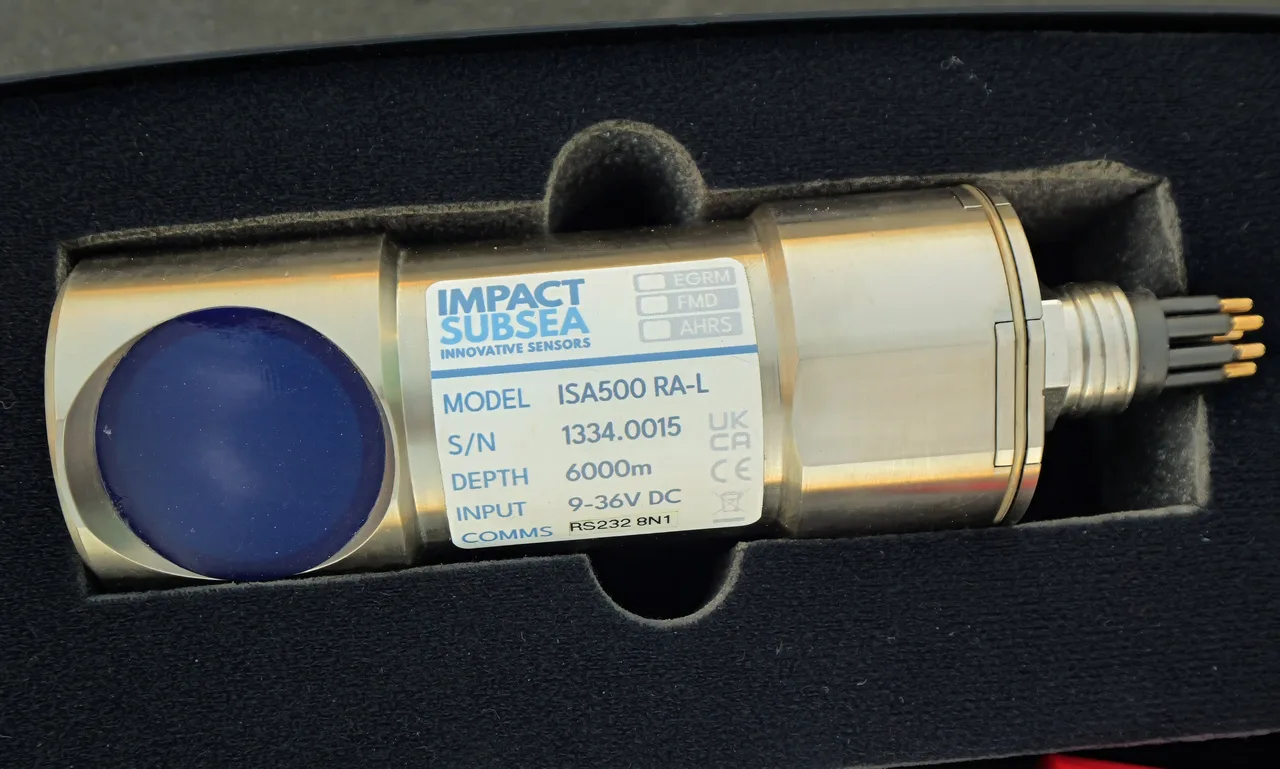 Altímetro Impact Subsea ISA500 RA-L acomodado na espuma do case.