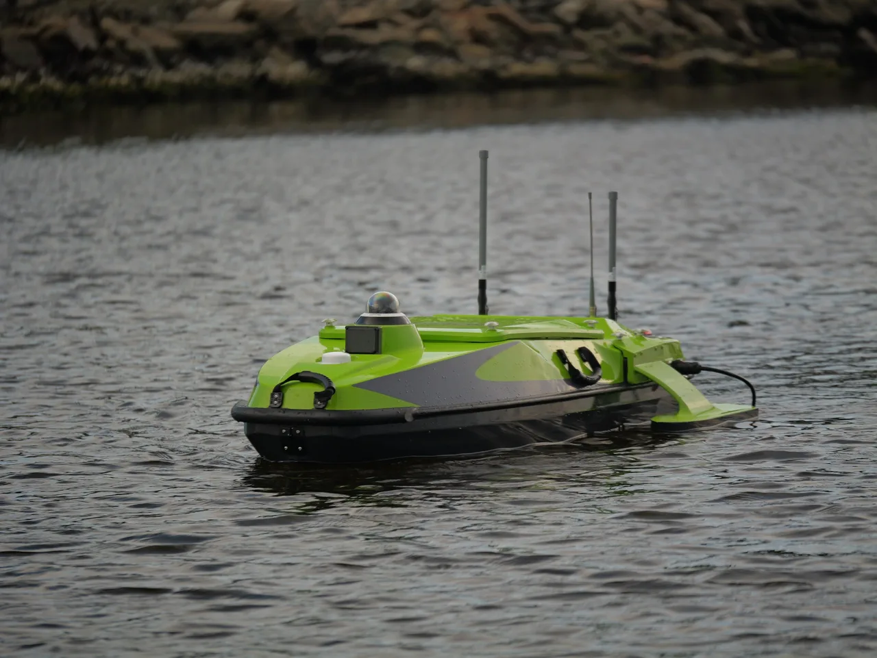 USV Hi-Target iBoat BS15 na água durante levantamento batimétrico em águas abrigadas