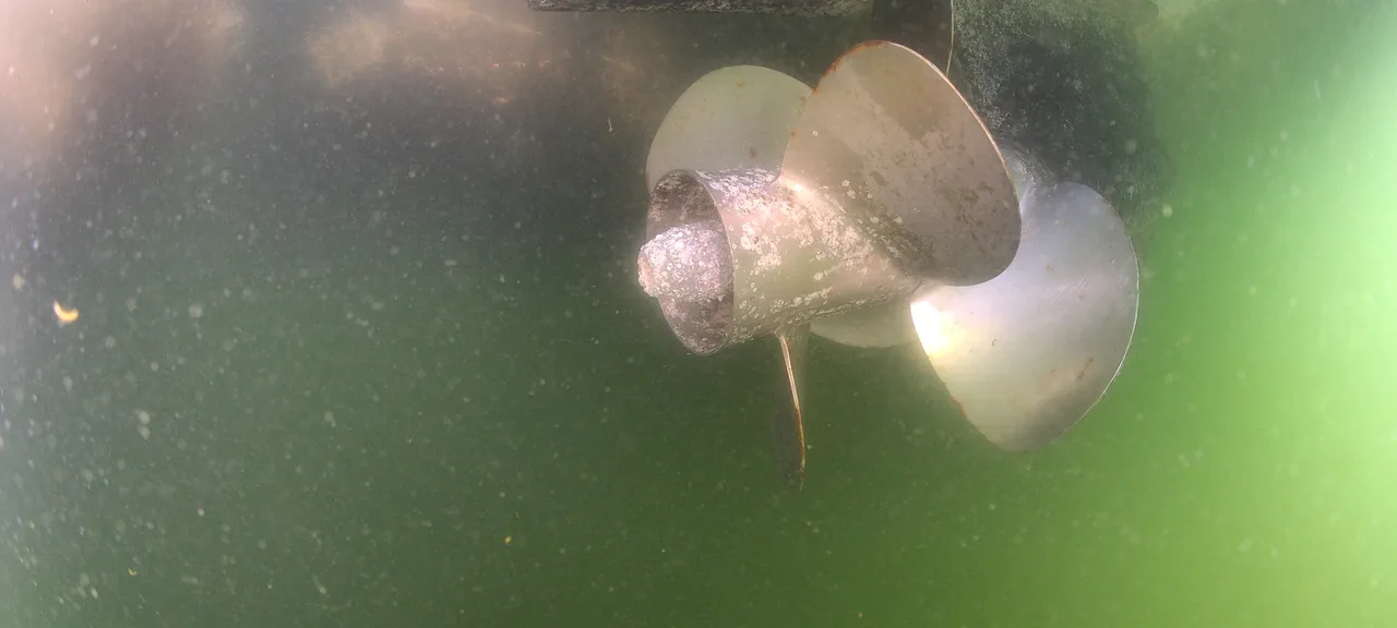 Imagem subaquática do ROV: hélice de embarcação para inspeção visual.