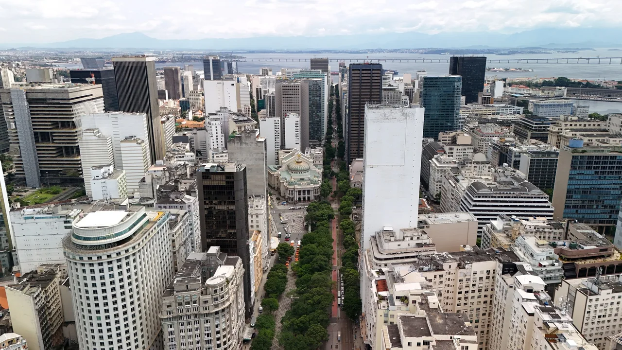 Vista aérea do centro do Rio de Janeiro, com a Baía de Guanabara ao fundo.