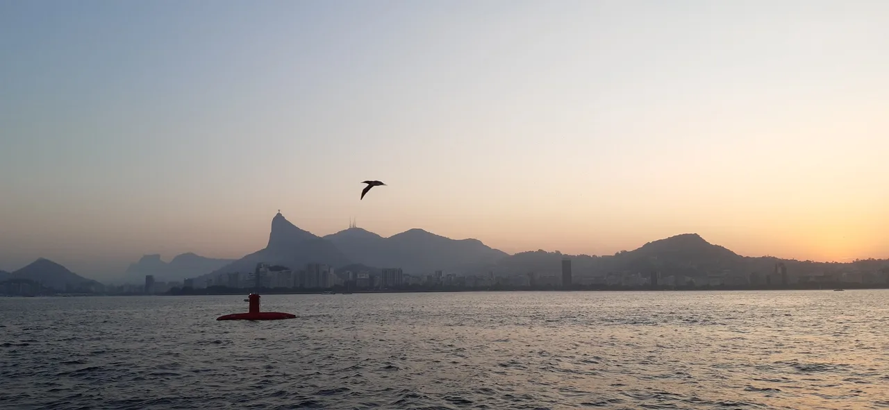 USV Exail DriX ao entardecer na Baía de Guanabara, Rio de Janeiro