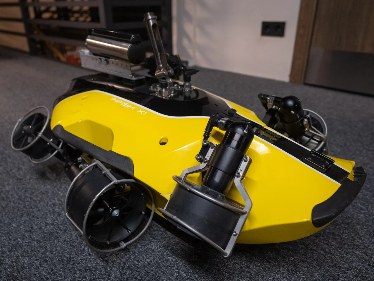 ROV QYSEA FIFISH X1 com sonar de varredura lateral integrado, visto pelo lado oposto.