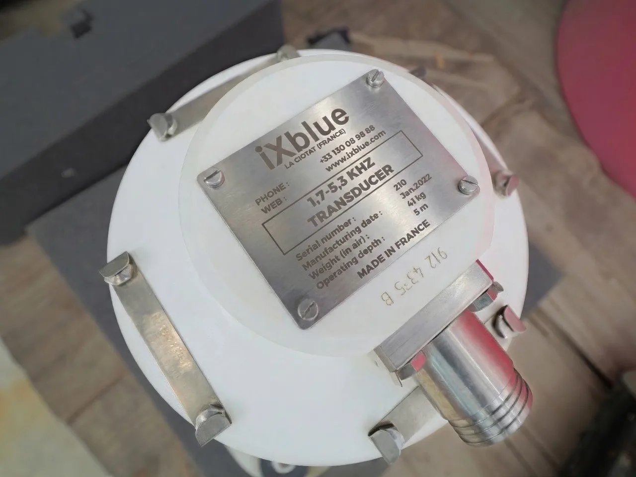 Transdutor do perfilador de subfundo iXblue Echoes 3500 T1, com a placa de identificação e o conector.