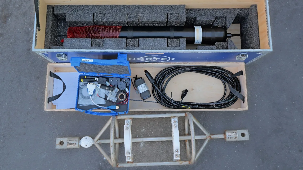 Correntômetro Nortek Aquadopp com estrutura de fundeio e cabos, disponível para locação na WAMS