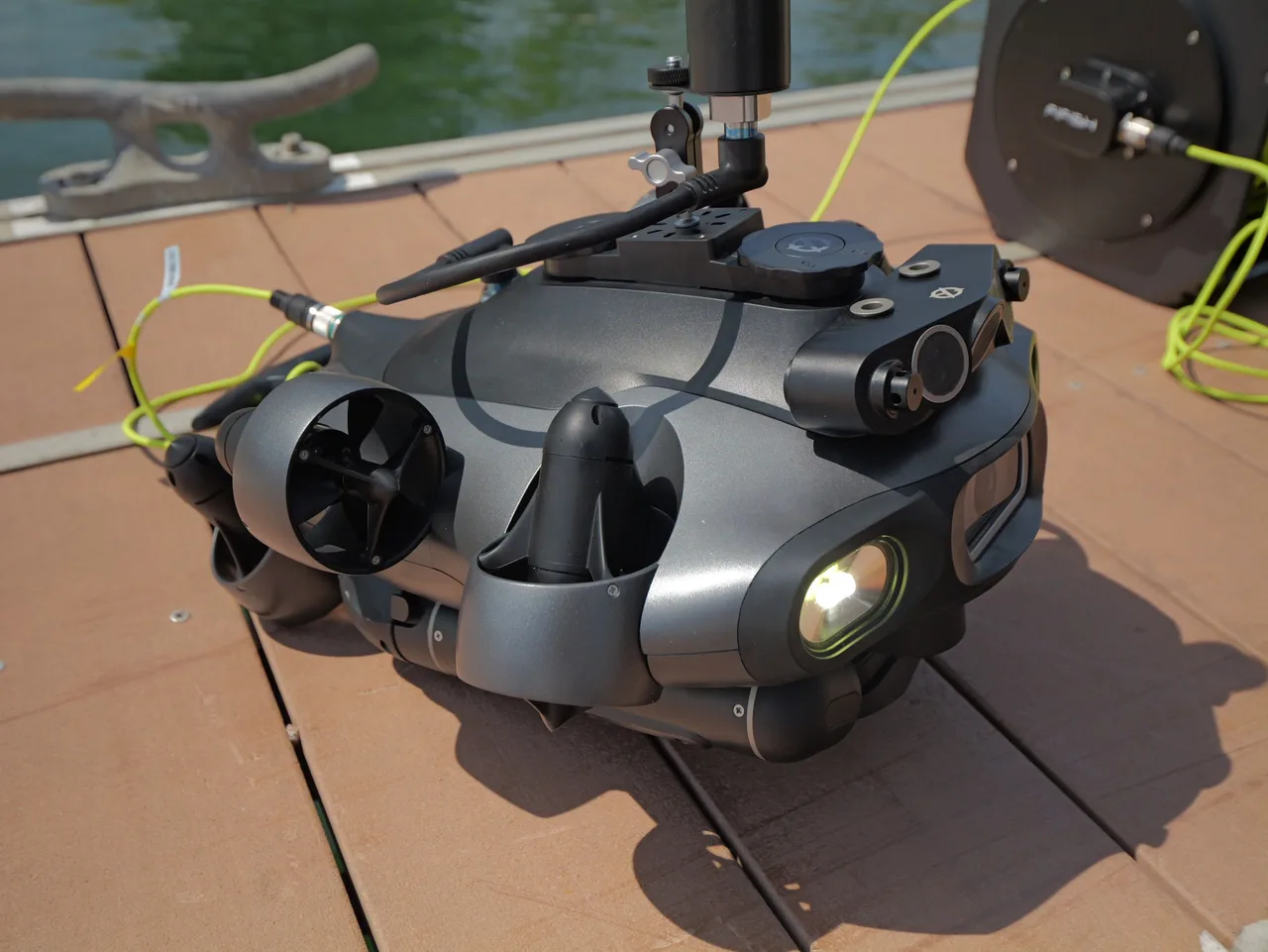 ROV FIFISH E-Master Navi no píer antes da inspeção subaquática