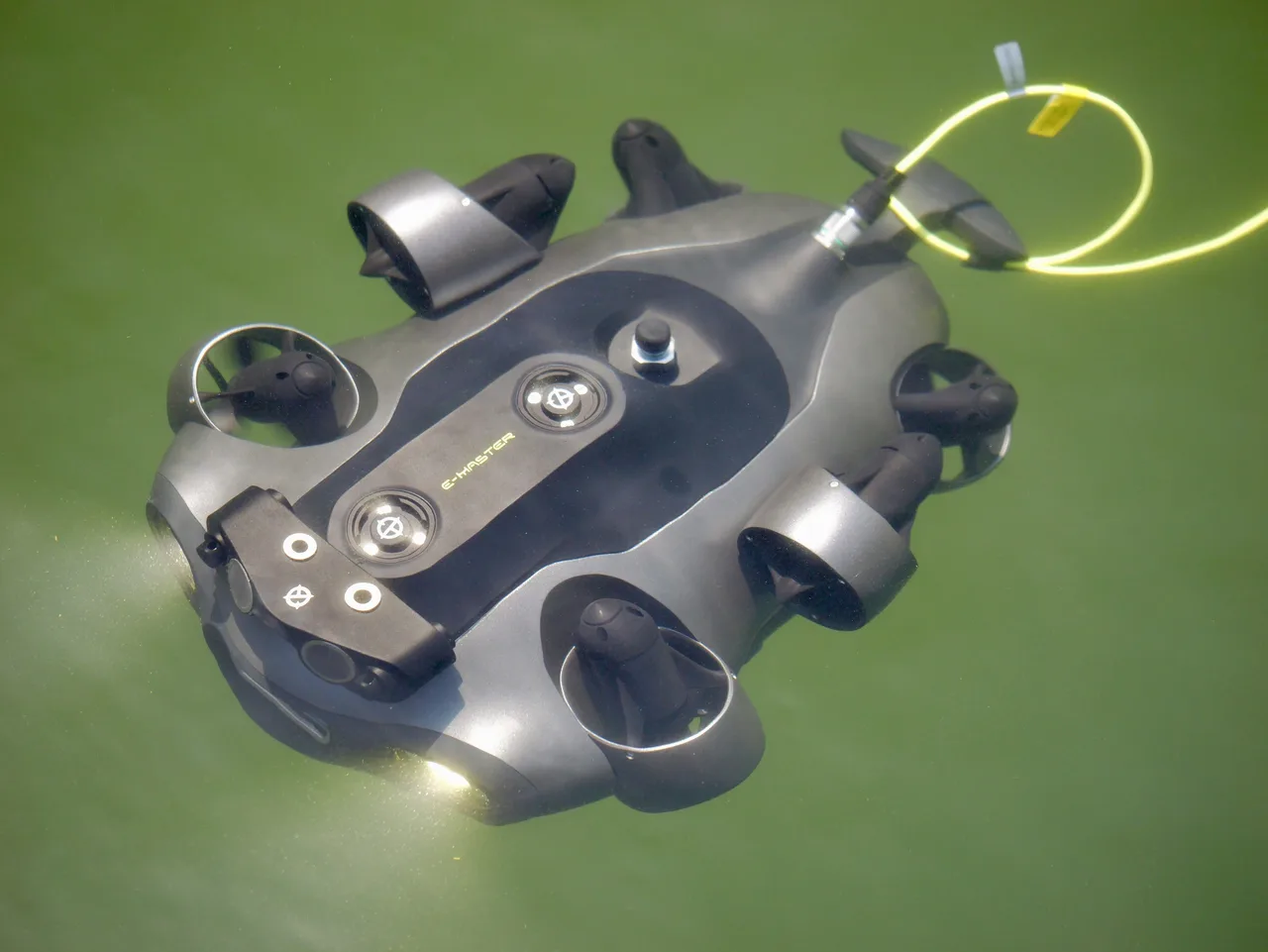 ROV QYSEA FIFISH E-Master na superfície da água, com o cabo umbilical conectado.
