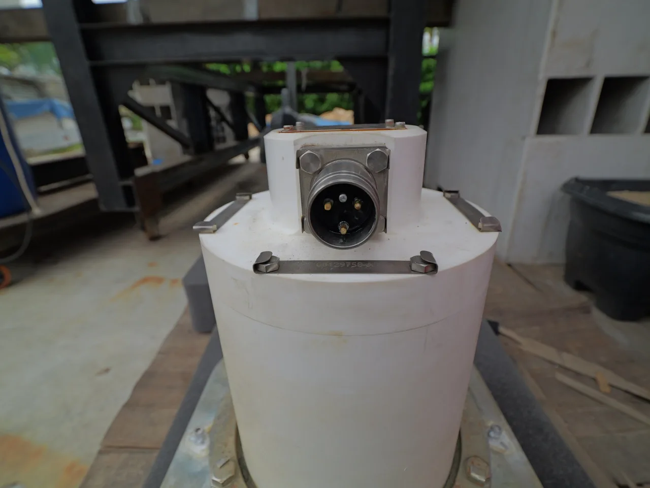 Transdutor do perfilador de subfundo iXblue Echoes 3500 T1 com o conector.