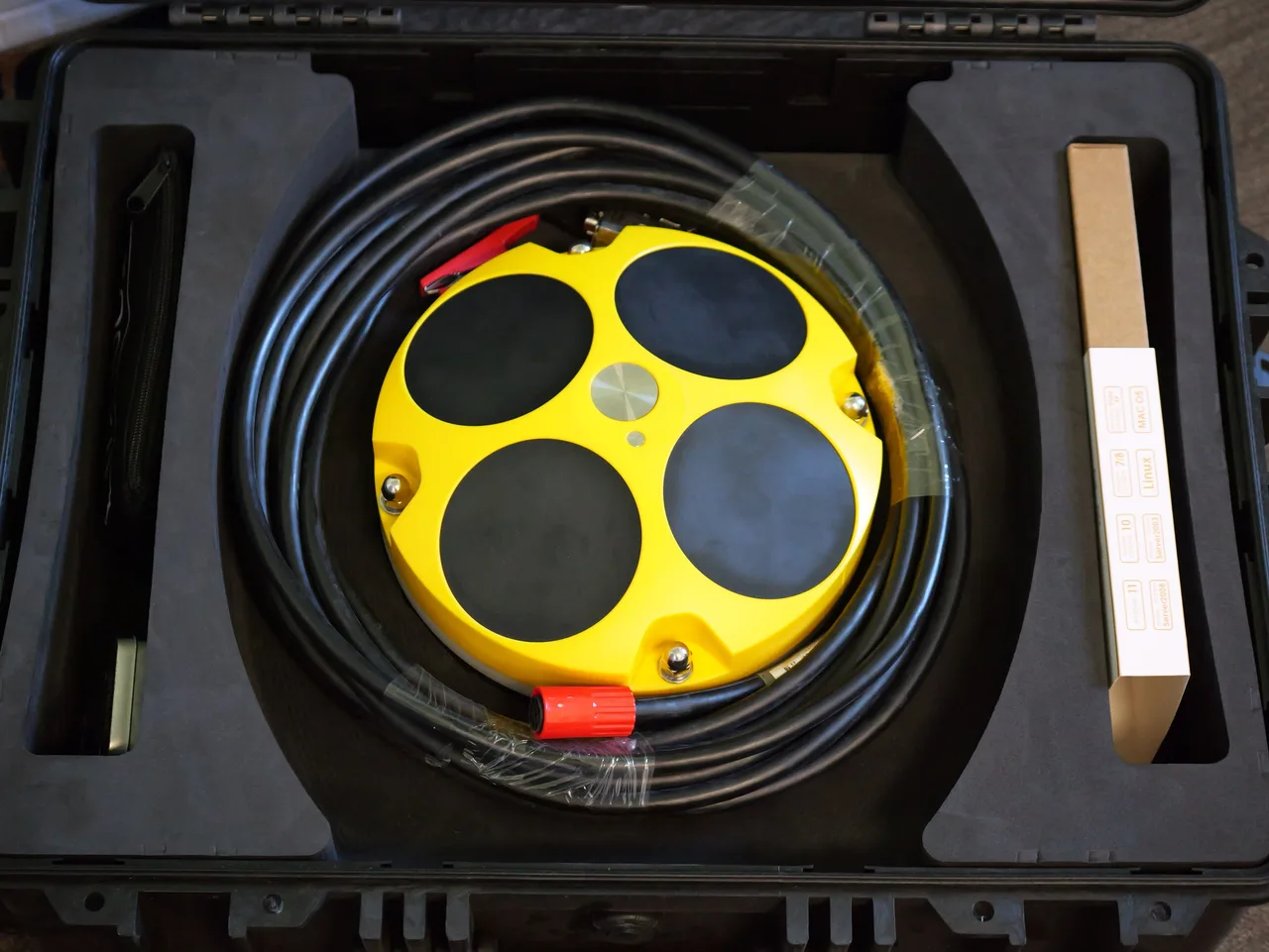 ADCP Hi-Target iFlow RP600 no case de transporte, com os quatro transdutores e o cabo.