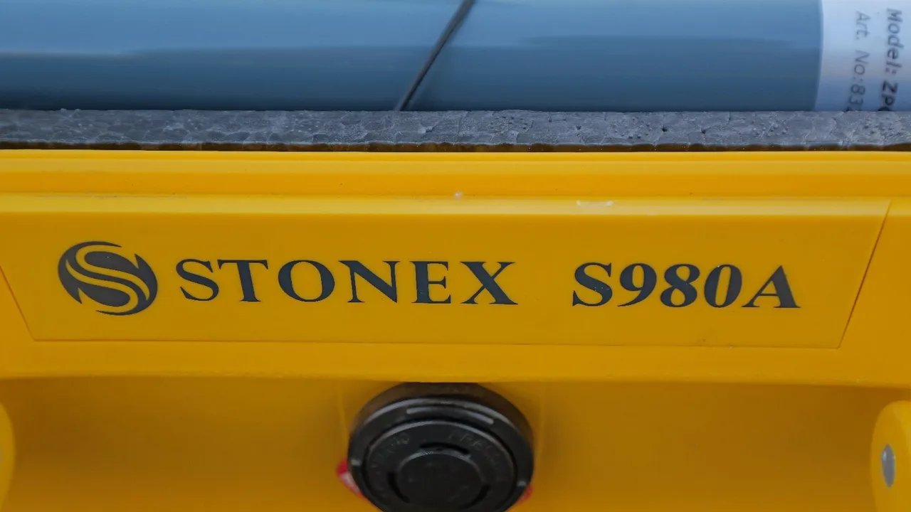 Identificação Stonex S980A no case do receptor GNSS.