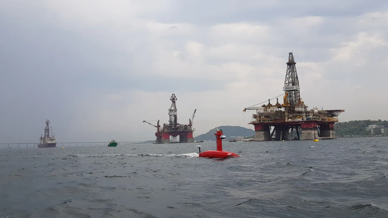 USV Exail DriX em levantamento hidrográfico próximo a plataformas na Baía de Guanabara