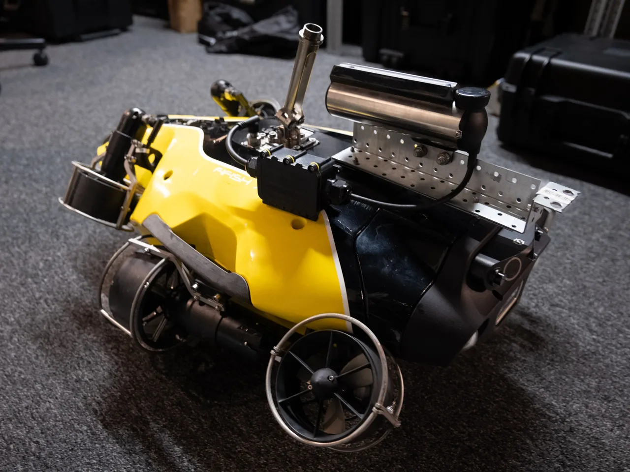ROV QYSEA FIFISH X1 com sonar de varredura lateral integrado, visto em perspectiva lateral.
