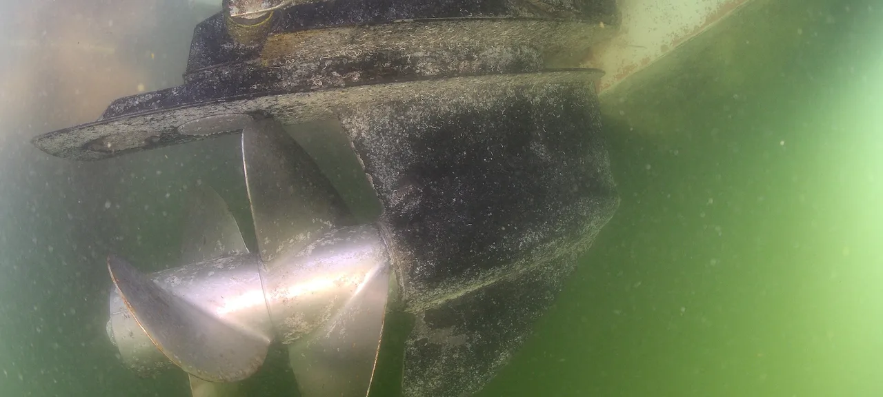 Imagem subaquática do ROV: hélice e rabeta de embarcação com incrustação.