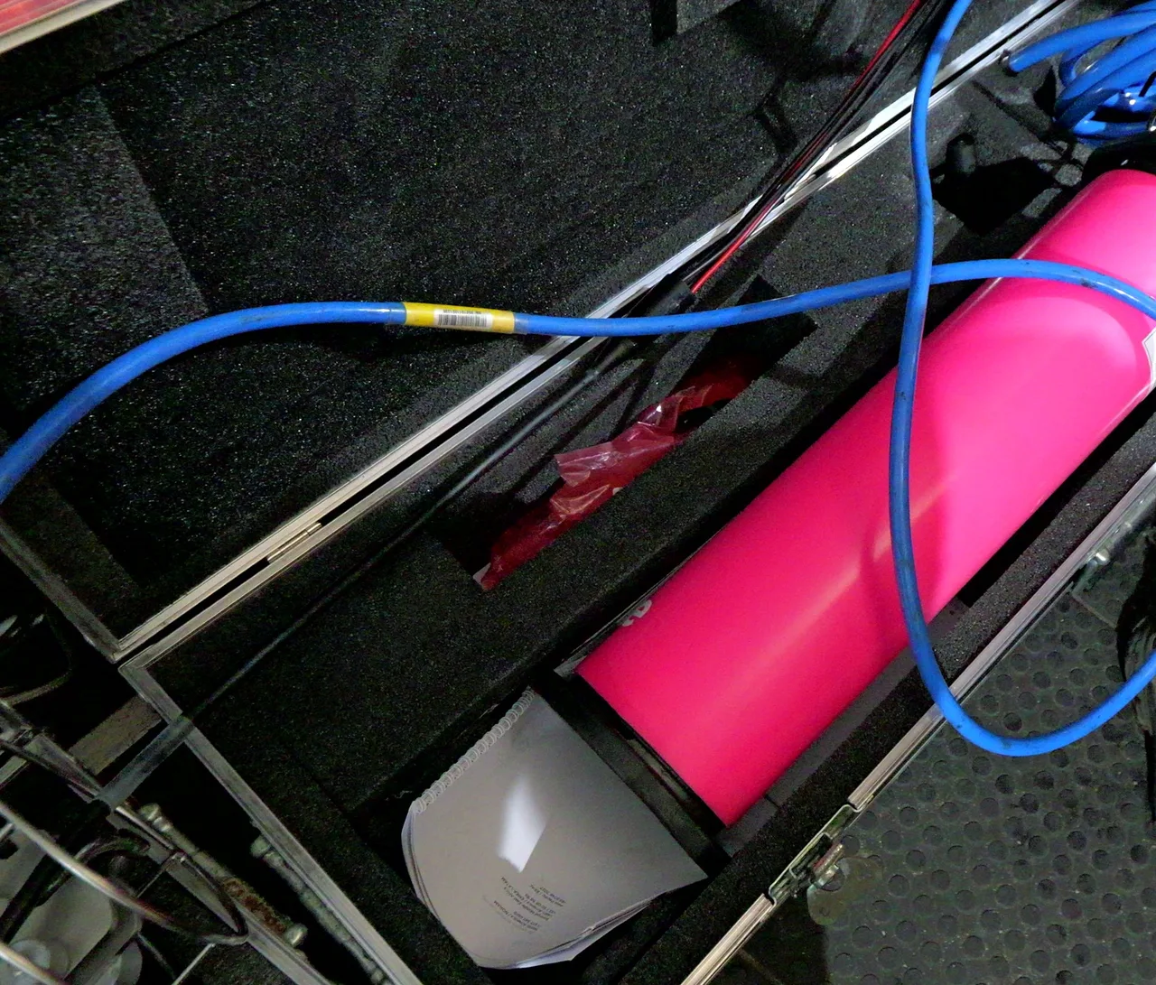 Transponder LBL Exail Canopus no case, com o cabo de teste conectado.
