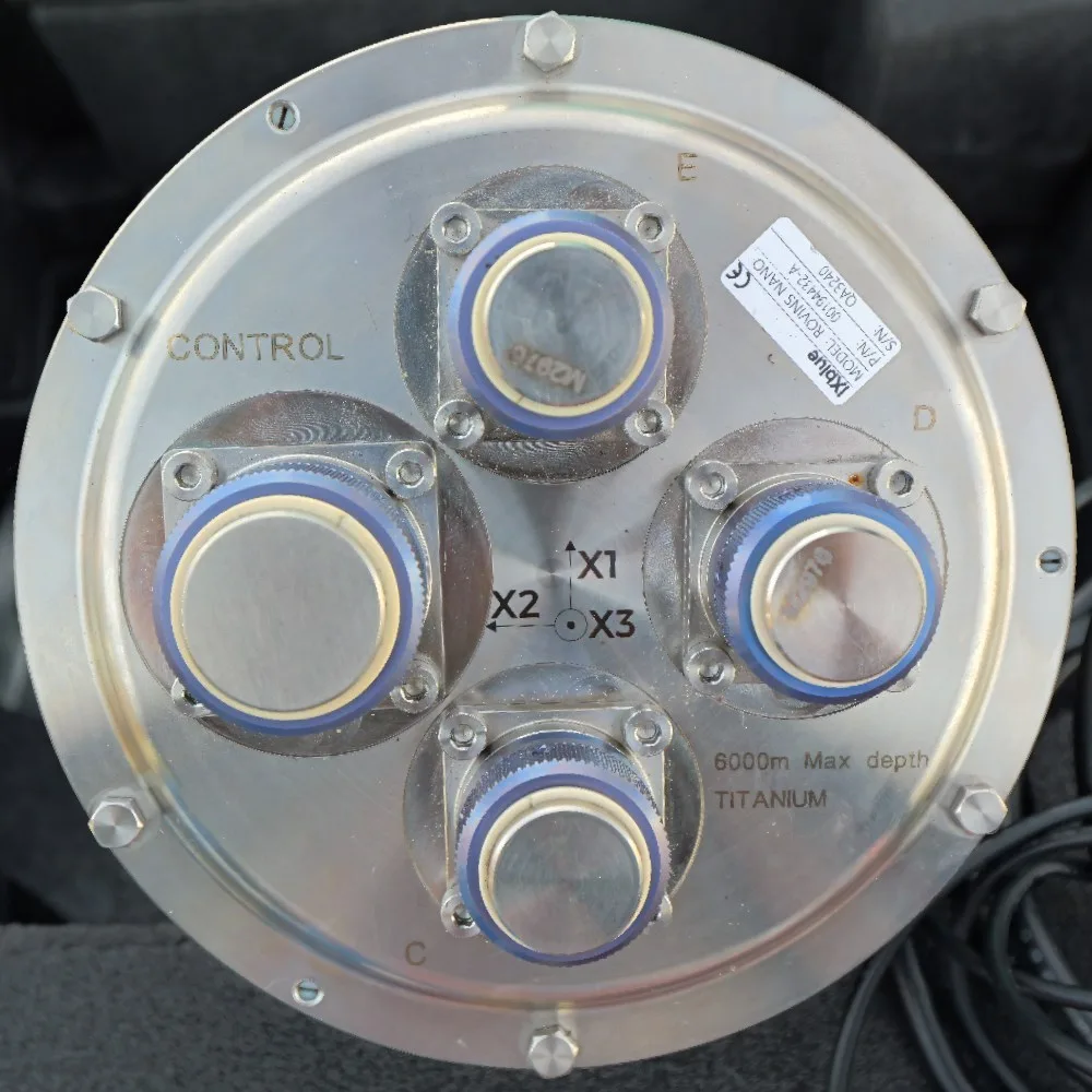 Tampa de conectores da central inercial iXblue Rovins Nano.