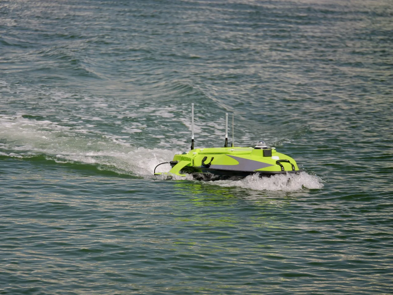 USV Hi-Target iBoat BS15 navegando na Marina da Glória durante os testes operacionais