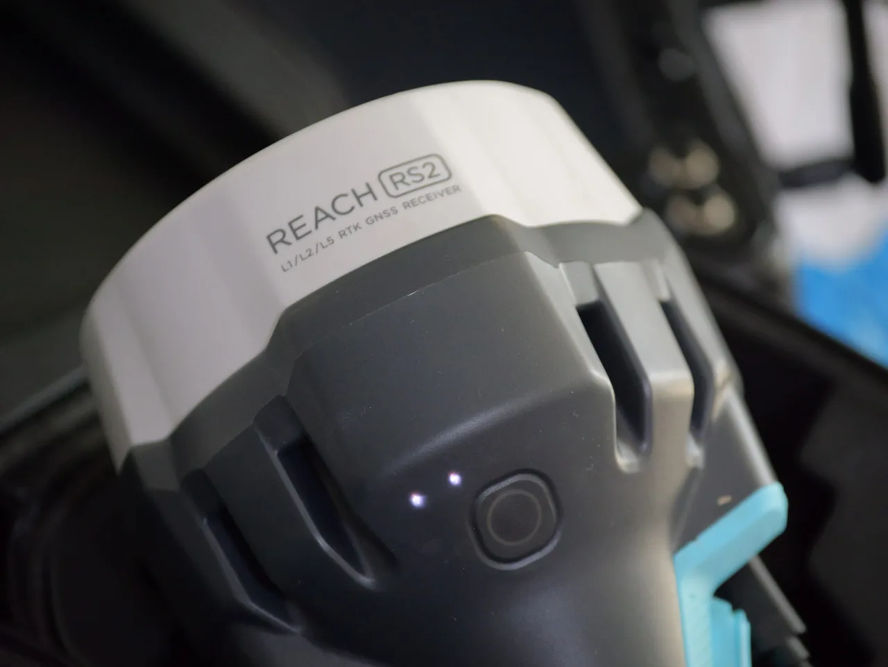 Detalhe do receptor GNSS Emlid Reach RS2 com os LEDs de status e o botão.