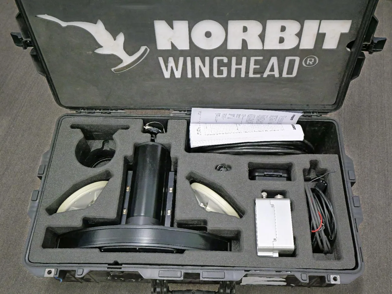 Kit do ecobatímetro multifeixe Norbit Winghead i77h com antenas GNSS, disponível para locação na WAMS