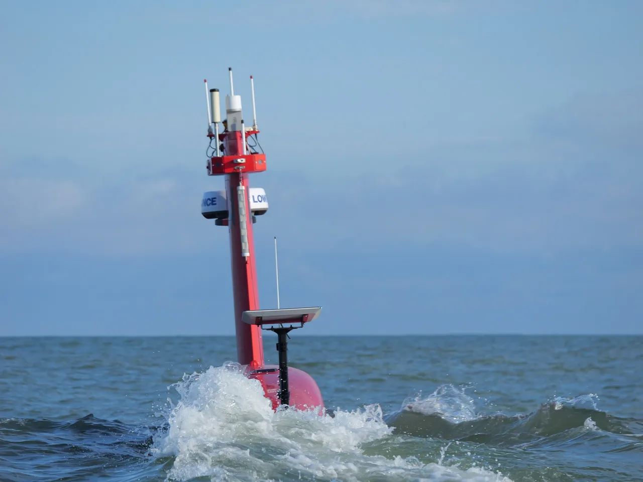 USV Exail DriX em ondulação, visto de frente, com o mastro de antenas.