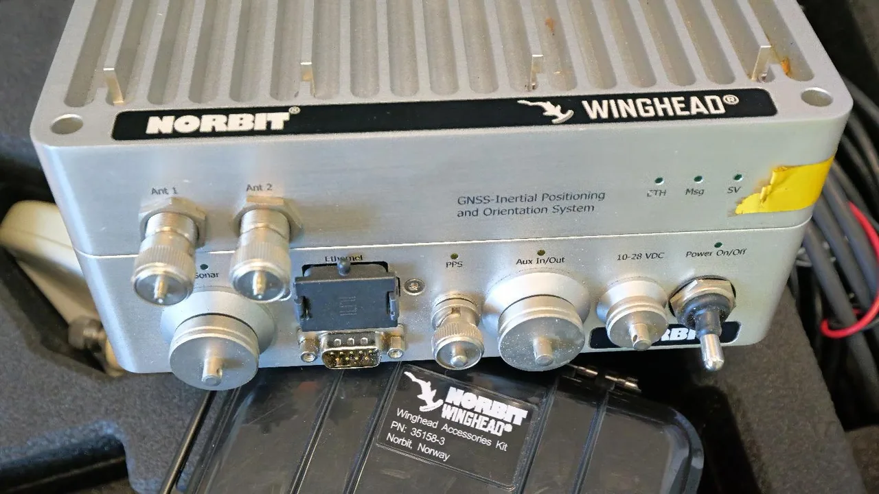 Unidade GNSS-inercial da Norbit WINGHEAD com os conectores de antenas, energia e dados.