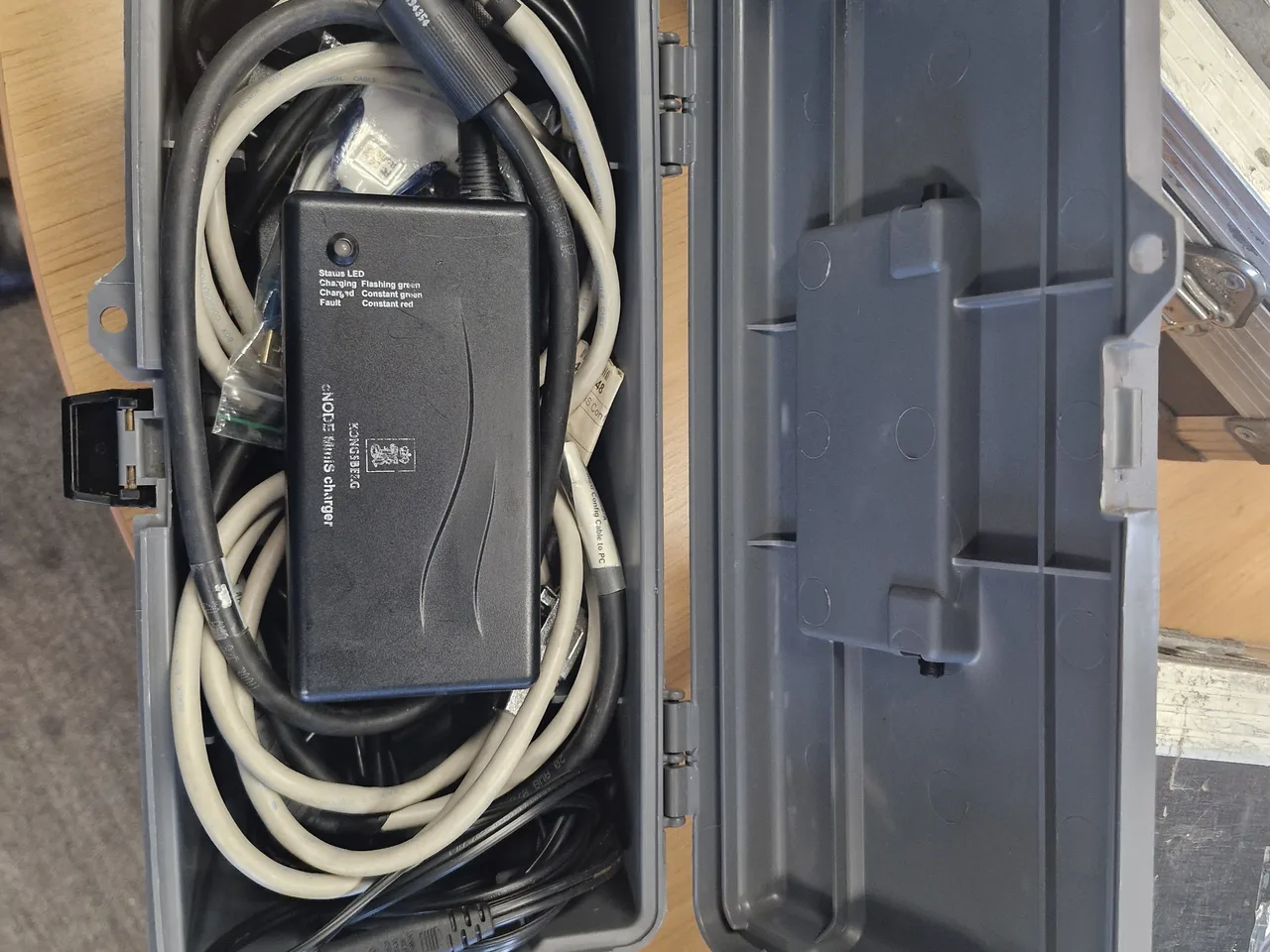 Case com o carregador e os cabos dos transponders Kongsberg cNODE MiniS 34.